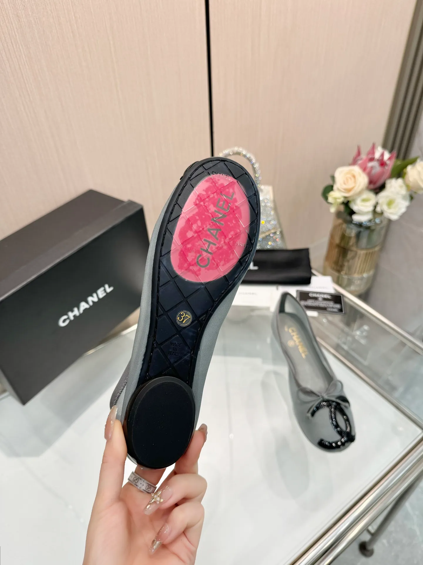 👟👟Ex-factory price 480👟👟 | ²⁰²5 𝐬𝐬 🤍🤎𝐂𝐇𝐀𝐍𝐄𝐋 Chanel 26A catwalk style handmade Mary Jane women's shoes. Ballet shoes are so amazing, the bow pattern is so cute! Even if I don’t wear flat shoes, I can’t resist the temptation! The second recommended pair of Chanel logo women's shoes has great texture and is versatile. It is made of lambskin and has an original two-color outsole. Size: 35-40 (41 can be customized and cannot be returned or exchanged)